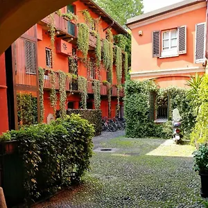 - Alzaia Naviglio Grande Appartement Milan
